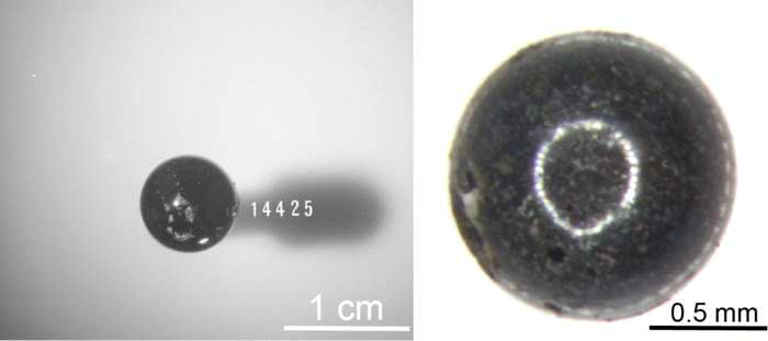 两个浑圆的全玻质的玻璃球内含有很少的杂质，图片来源分别分别为Lunar and Planetary Institute 和中国航天局