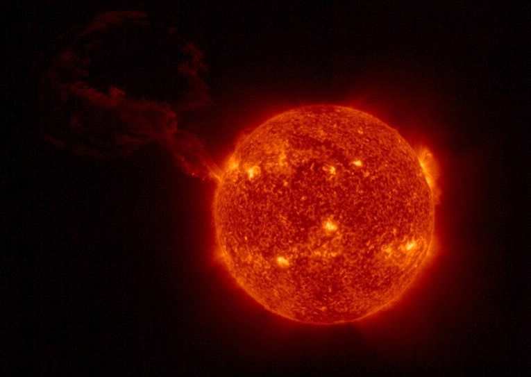 太阳轨道号Solar Orbiter捕捉到最大太阳日珥喷发画面
