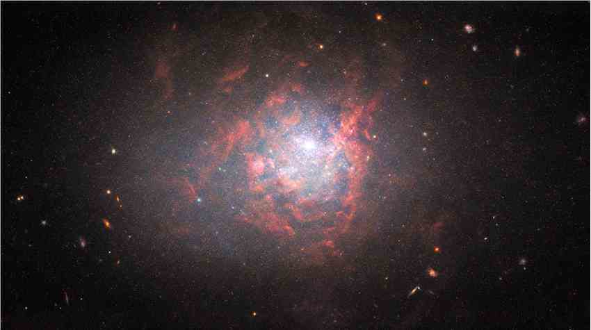 哈勃太空望远镜拍摄的皮克托尔星座矮星系NGC 1705