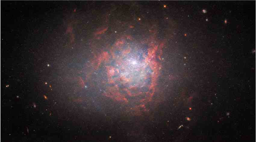 哈勃太空望远镜捕捉到形状古怪的“宇宙怪胎”——矮星系NGC 1705的图像