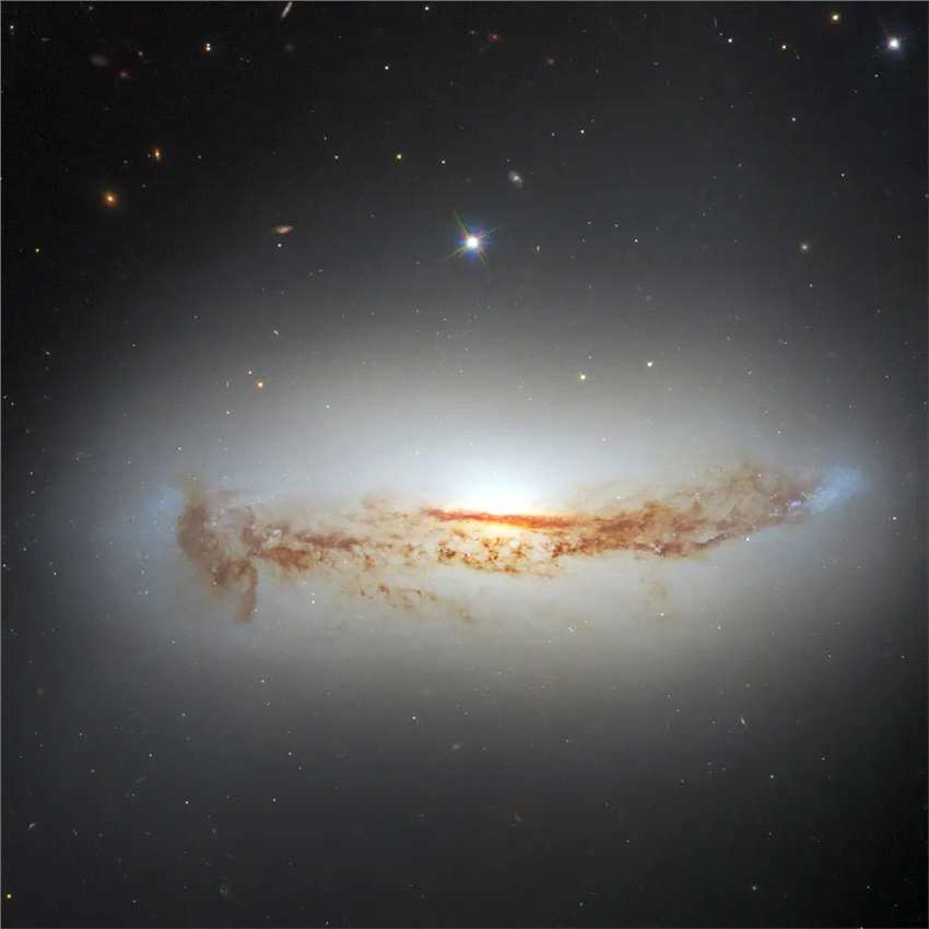 哈勃太空望远镜拍摄的螺旋星系NGC 7172照片：尘埃掩盖了发光