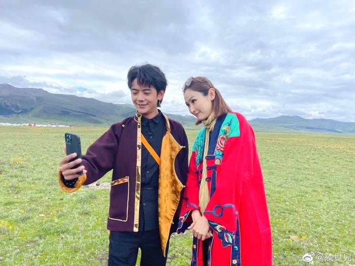 丁真(左)与陈贝儿(右)。图片来源：陈贝儿微博