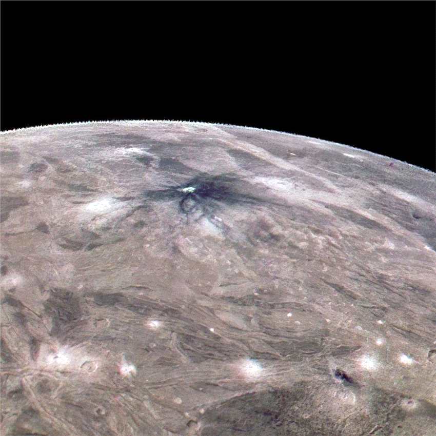 NASA朱诺号探测器飞越木星时拍摄到木卫三的惊人景象
