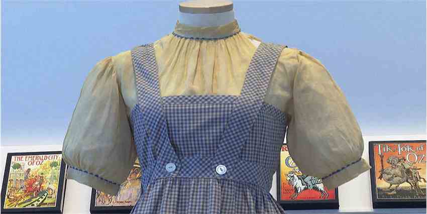 1939年经典电影《绿野仙踪》女主服装将拍卖 仅存4套估价80万美元