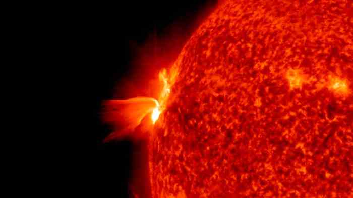 两个巨大黑子群出现在太阳表面 未来几个月出现极光和破坏性太阳耀斑的可能性将增大