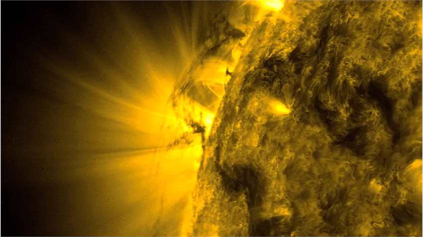 美国宇航局NASA太阳动力学天文台SDO捕捉到太阳爆发 产生明亮的日冕物质抛射