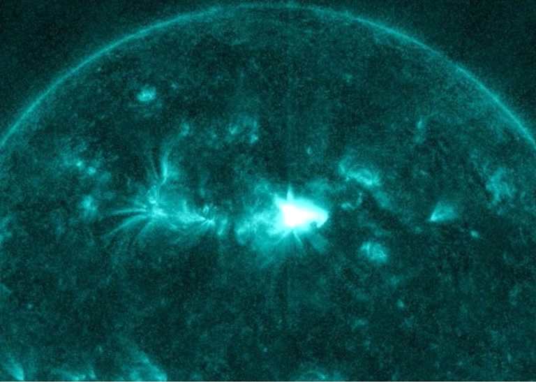 太阳爆发多次耀斑 地球迎来日冕物质抛射事件