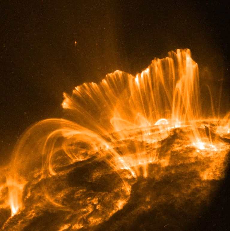 太阳在2022年3月30日爆发强大的X级耀斑