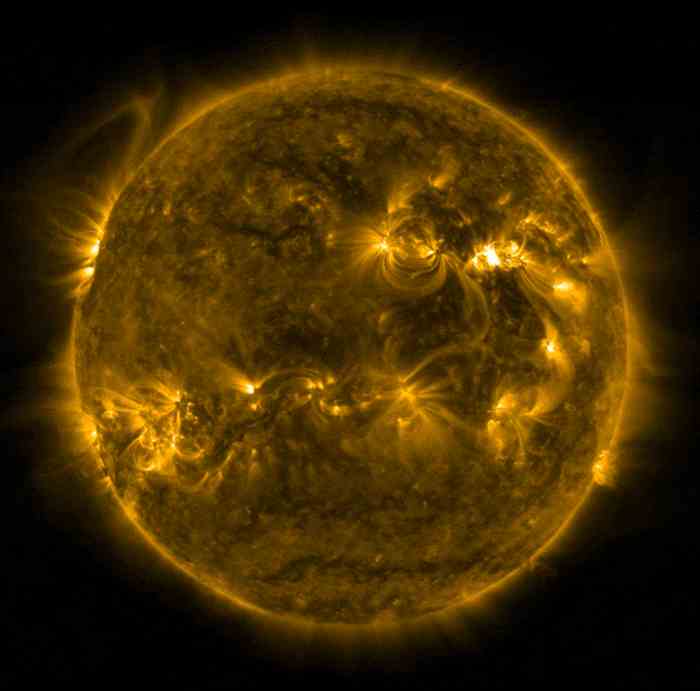 太阳在2022年3月30日爆发强大的X级耀斑