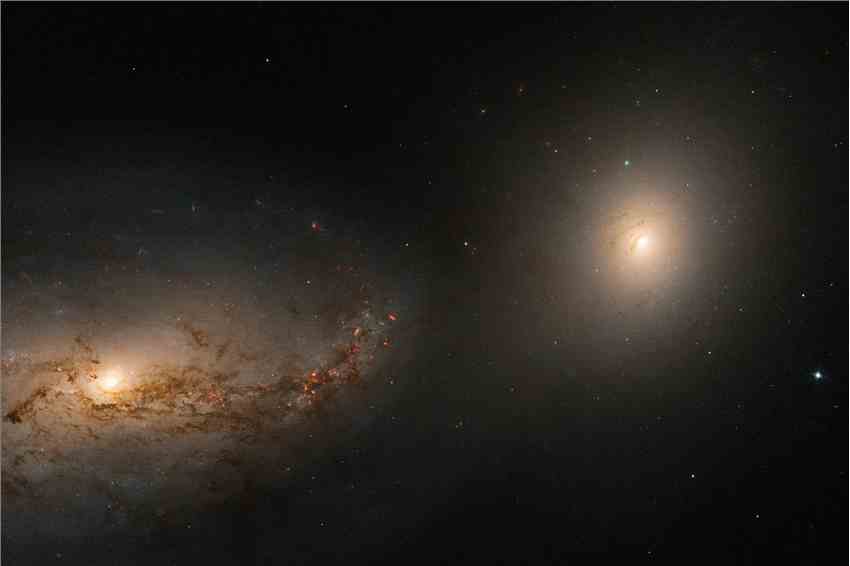 Arp 94：哈勃太空望远镜拍摄的两个一起跳舞的星系NGC 3227和NGC 3226