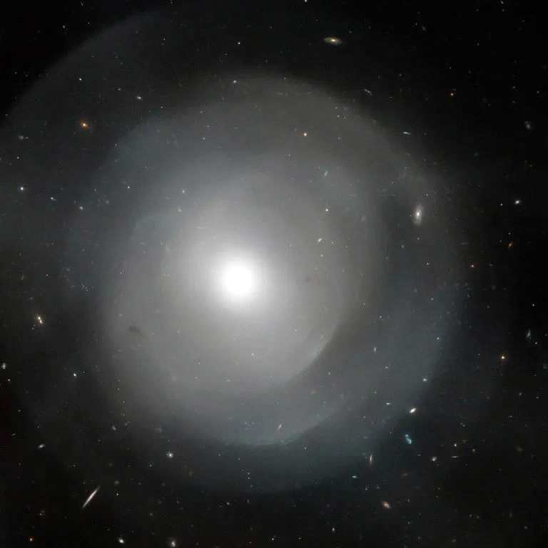 哈勃太空望远镜拍摄的巨大椭圆星系NGC 474