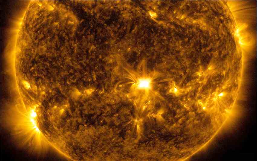 太阳一天内发射了两个M级太阳耀斑和一个X级耀斑