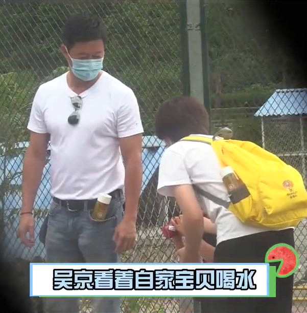 吴京带小儿子出门逛街 与宝贝手牵手眼神慈爱