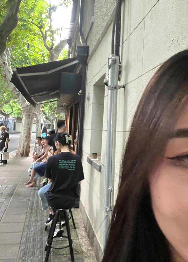 网友偶遇奚梦瑶买咖啡 和老公街头视频聊天超甜蜜