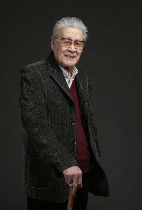 着名表演艺术家蓝天野因病在家中逝世，享年95岁