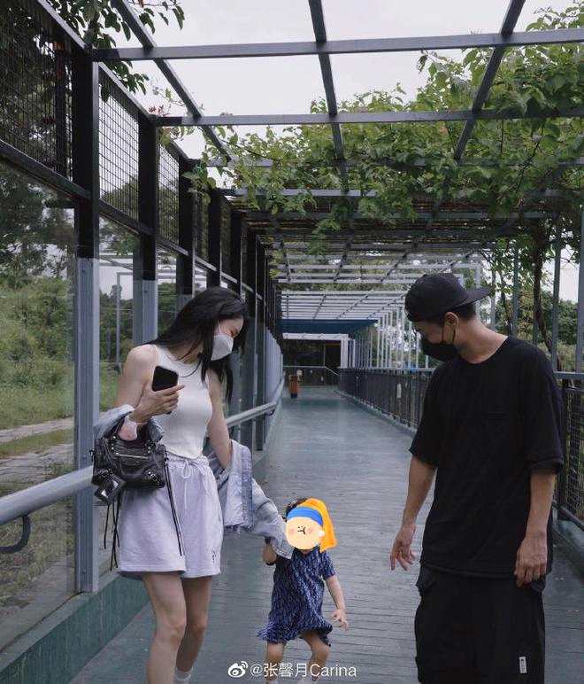 林峯张馨月带女儿逛动物园 一家三口合照幸福温馨