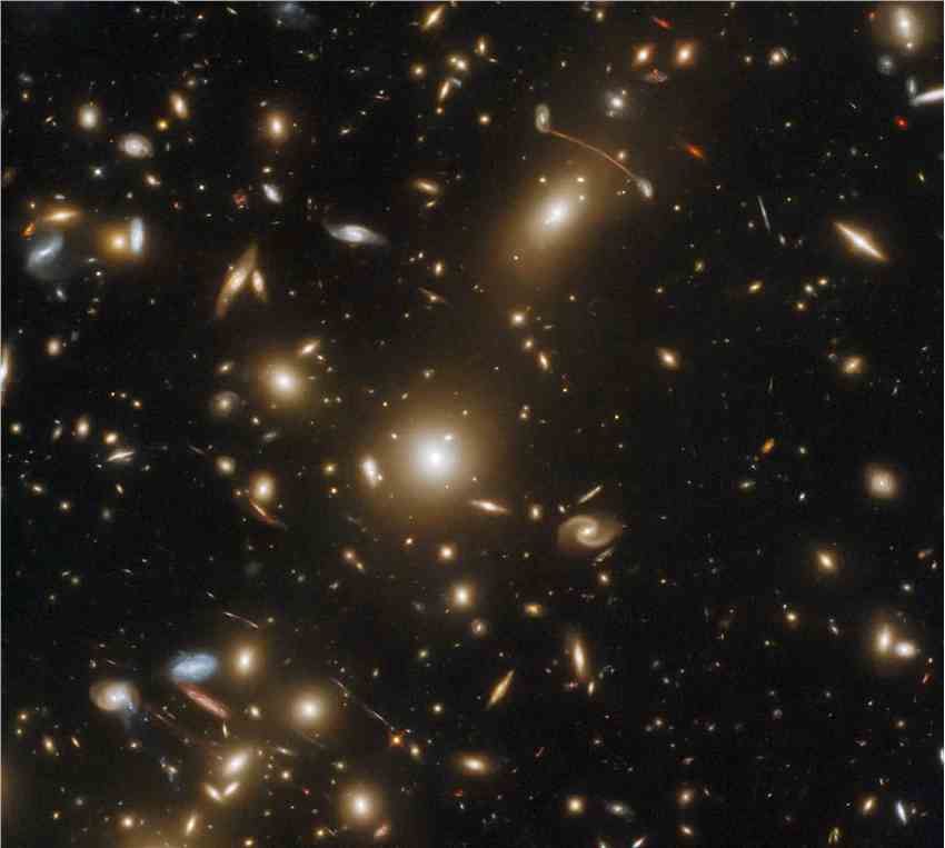 哈勃太空望远镜拍摄巨大星系团Abell 135