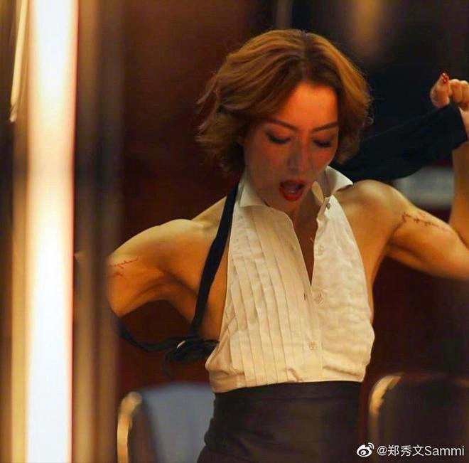 49岁郑秀文演唱会秀身材 穿露背装手臂肌肉线条明显
