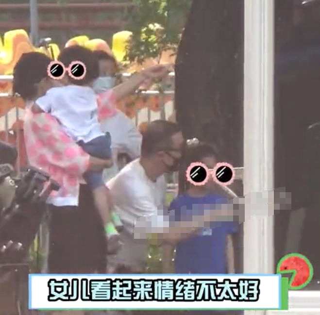 汪峰章子怡带儿女外出游玩 陪孩子玩耍画面温馨