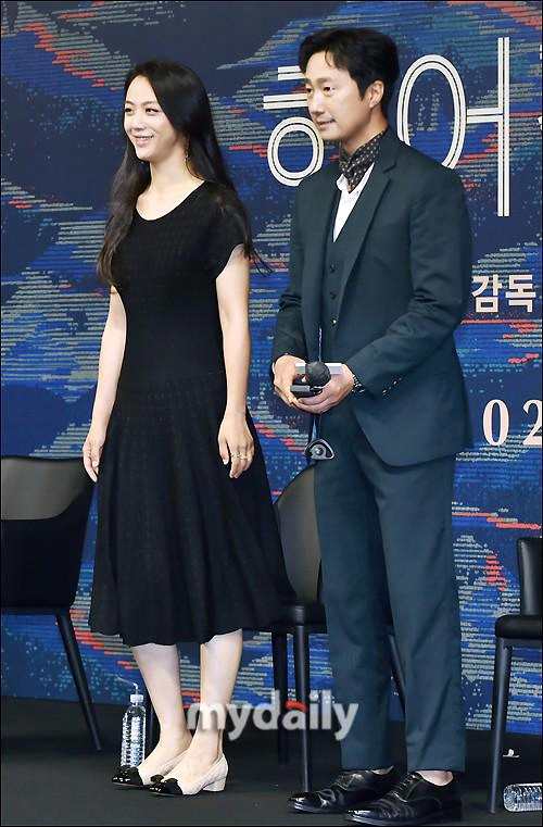 汤唯韩国宣传《分离的刻意》 穿黑裙表态优雅