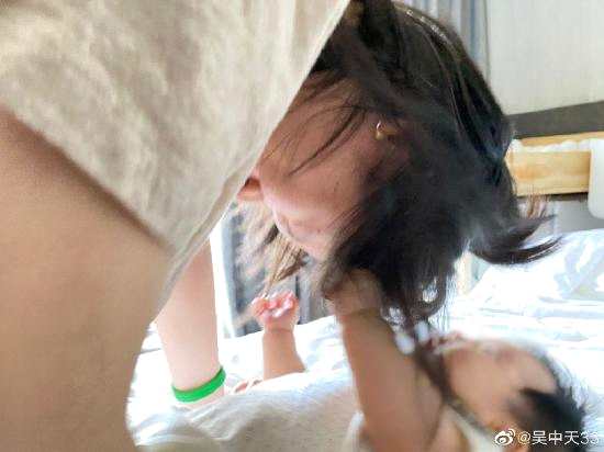 吴中天晒女儿抓杨子珊头发照 官宣升级当爸妈