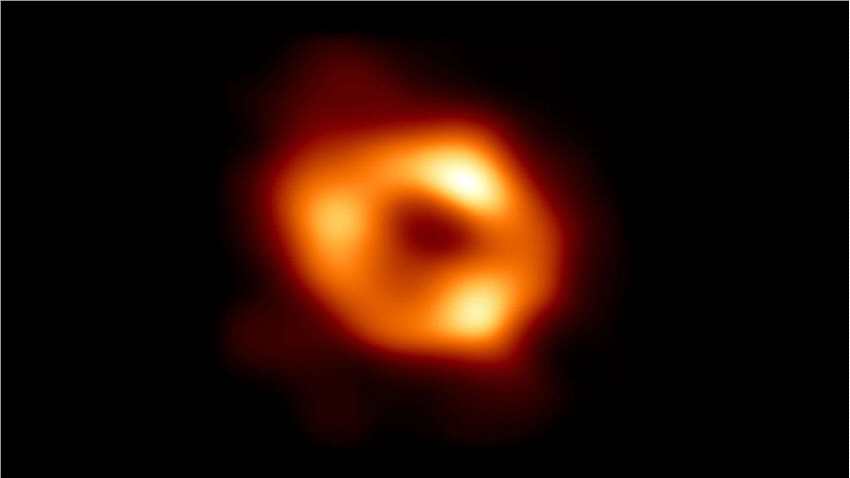 天文学家捕捉到一个被环状物包围的黑洞图像 位于V404 Cygni双星系统中
