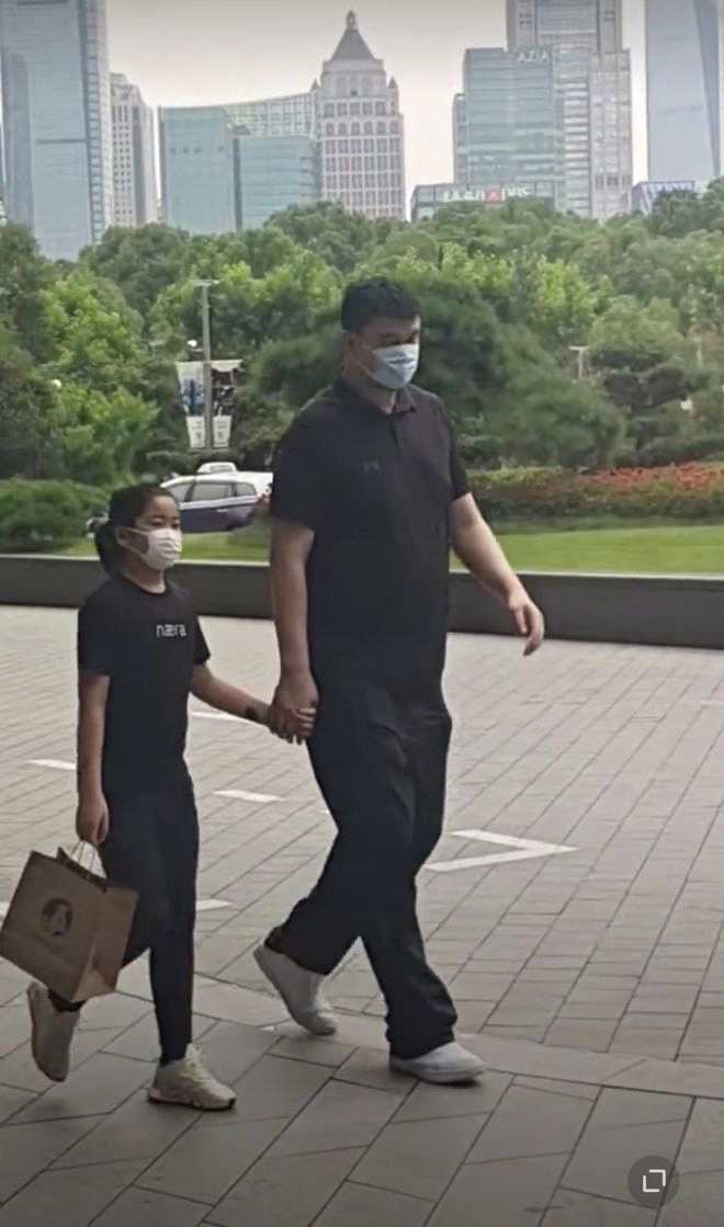 姚明带女儿机场做核酸被偶遇12岁女儿身高超成人