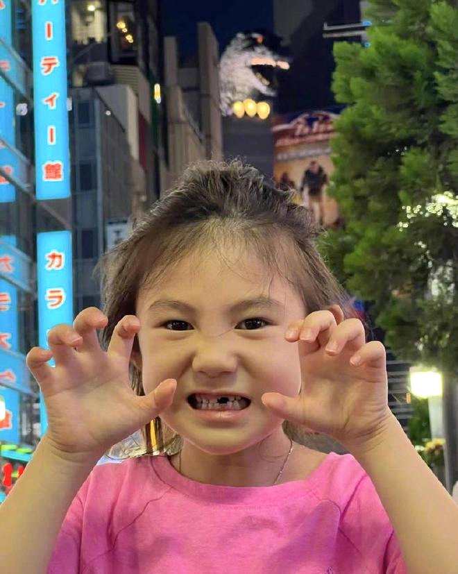 陈冠希晒5岁女儿近照 Alaia已换乳牙对镜搞怪