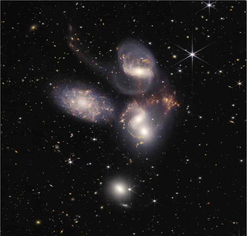 韦伯太空望远镜以罕见的细节展示飞马座史蒂芬五重星系HCG 92