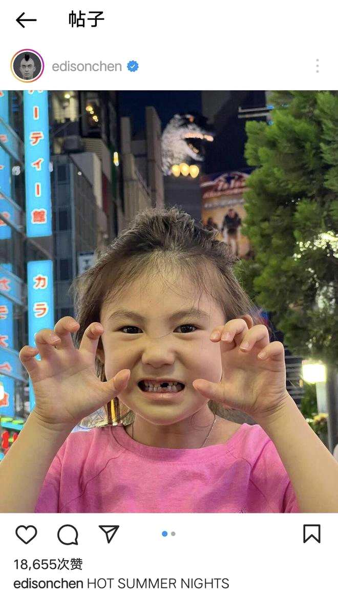 陈冠希晒5岁女儿近照 Alaia已换乳牙对镜搞怪