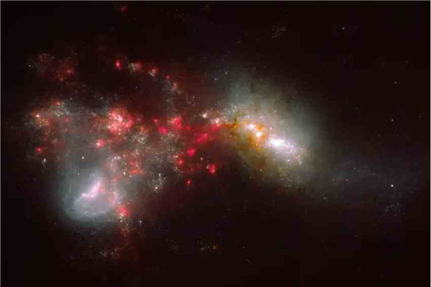 詹姆斯-韦伯太空望远镜捕捉到两个巨大星