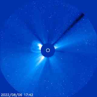 NASA太阳和日光层天文台SOHO捕捉到一颗彗星冲向太阳的过程