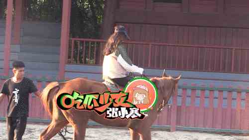 刘诗诗横店骑马防晒到位 坐在马背上尽显英姿飒