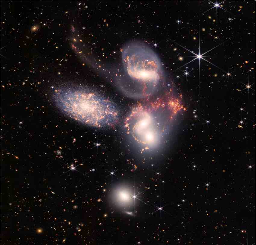 斯蒂芬五重星系的巨大拼接图是美国宇航局詹姆斯-韦伯太空望远镜迄今为止最大的图像，覆盖了约五分之一的月球直径。它包含超过1.5亿个像素，由近1000个独立的图像文