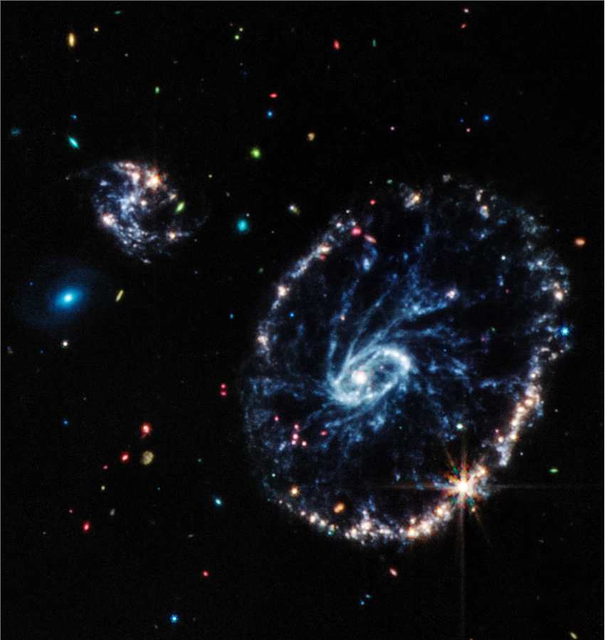 詹姆斯-韦伯太空望远镜捕捉到两个巨大星系相撞的惊人图像