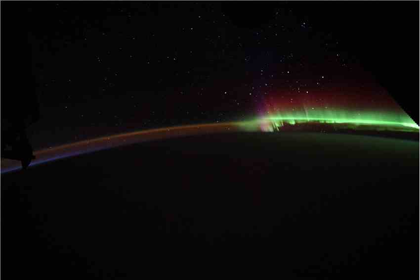 国际空间站NASA宇航员分享从太空拍摄的壮丽极光景象