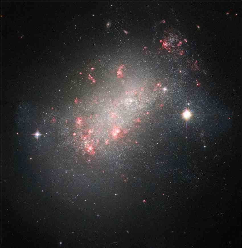 哈勃太空望远镜拍摄的“星系奇迹”NGC 1156