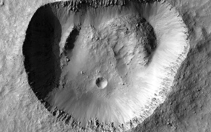 在这张影像中可以清楚地看到陨石坑边缘的细节。外侧和内壁单独存在的巨石显示这个陨石坑可能历史并不悠久，因此地貌未受到大幅度更动。可能在陨石坑一形成的时候，它的形状