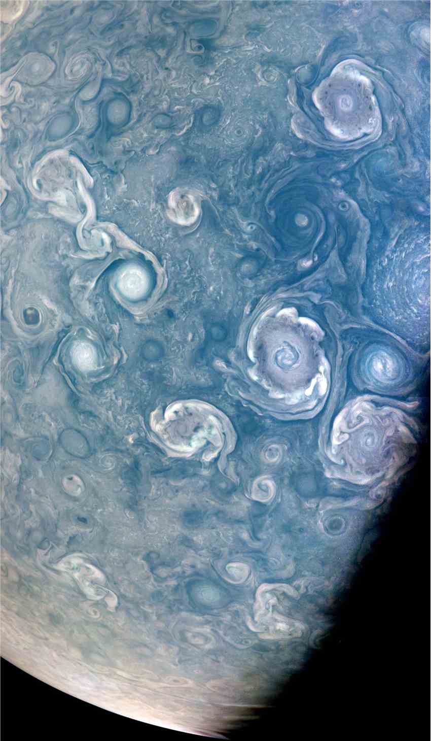 NASA朱诺号在木星北极附近捕捉到一个引人注目的旋涡