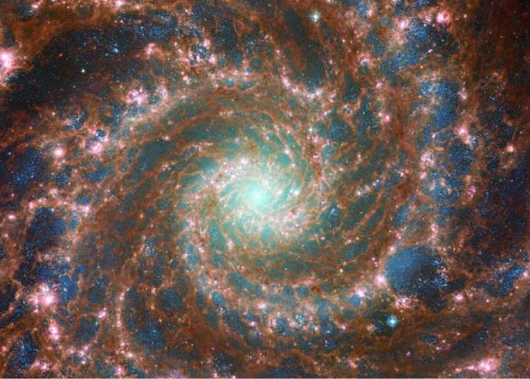哈勃太空望远镜及詹姆斯?韦布太空望远镜成功组成出螺旋星系M74令人惊叹影像