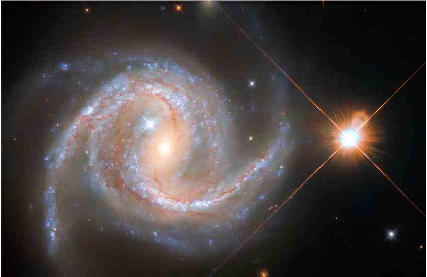 哈勃太空望远镜拍摄的壮观的螺旋星系NGC 5495