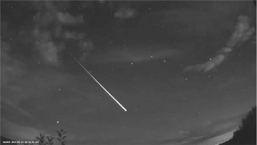 划破爱尔兰和苏格兰夜空的明亮火球是小行星 非Starlink卫星