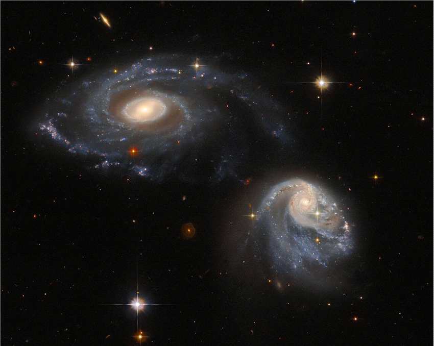 哈勃太空望远镜拍摄的两个交互作用星系Arp-Madore 608-333