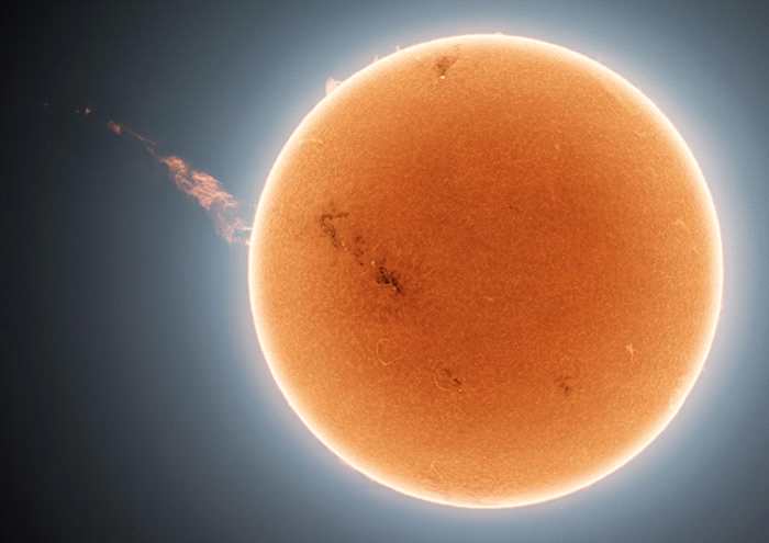 天文摄影师拍摄到长达百万公里的壮观太阳日冕喷发