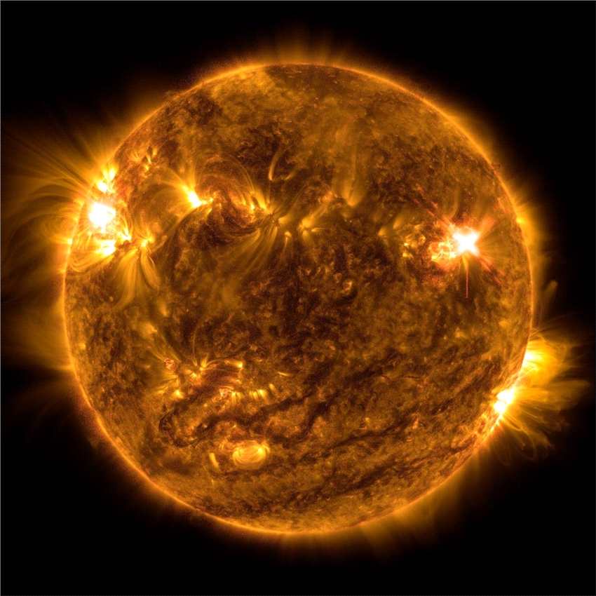 NASA分享10月初发生的大规模X1太阳耀斑壮观图像