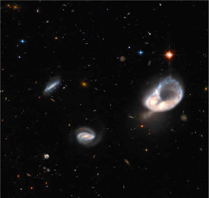 哈勃太空望远镜拍摄的Arp-Madore 417-391星系合并壮观场景