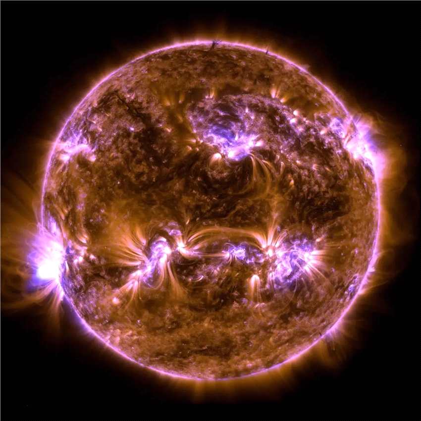 美国宇航局太阳动力学观测站SDO拍摄到太阳爆发强烈的X1.2级太阳耀斑