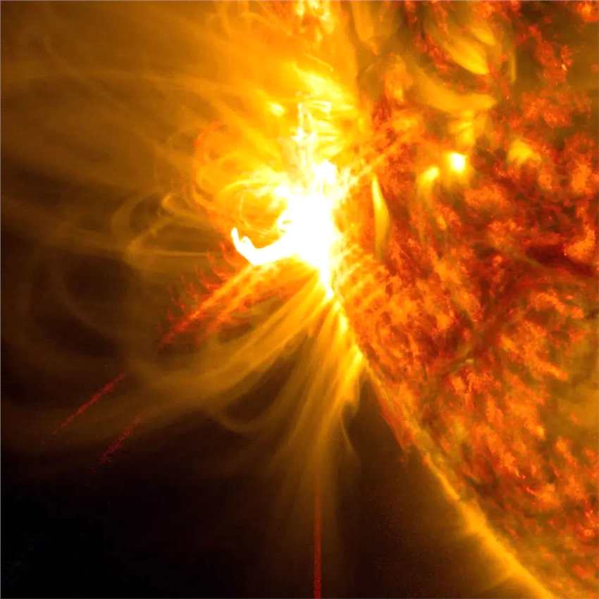 美国宇航局太阳动力学观测站SDO拍摄到太阳爆发强烈的X1.2级太阳耀斑