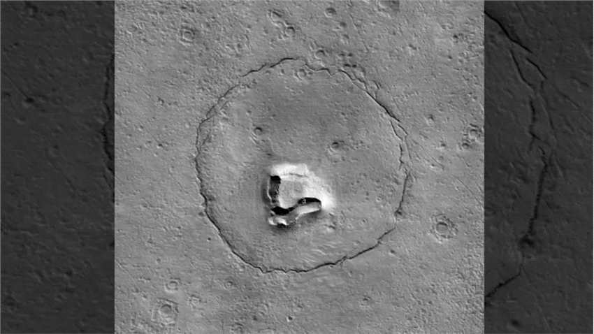 火星上开裂的山坡看起来就像泰迪熊的脸
