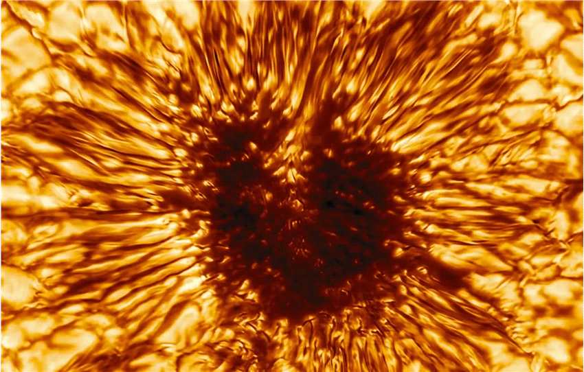 太阳表面发现三个新的太阳黑子 有40%几率向地球发送危险的X级太阳耀斑